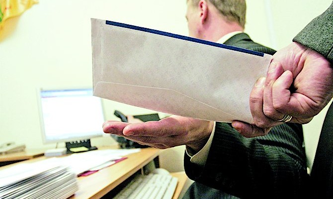 Фондовики и компании, выпускающие ценные бумаги, неохотно платят начисленные им штрафы