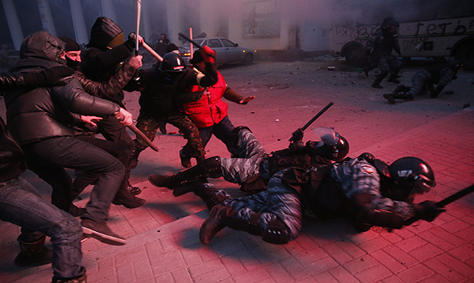 МВД требует от протестующих немедленно освободить двух захваченных милиционеров