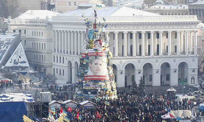 В конструкции елки на Евромайдане нашли труп