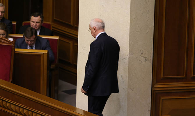 Азаров подал в отставку