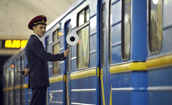 Студенты четырех вузов Киева смогут ездить в метро по студенческим