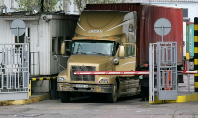 Металлурги и кондитеры заявляют о задержке грузов на российской таможне