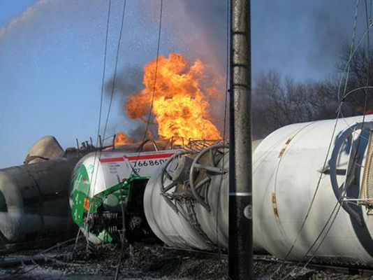 В Донецкой области загорелись цистерны с пропан-бутаном