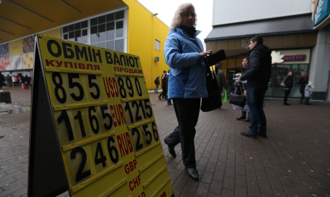 Украинцы в январе купили валюты на $658 млн больше, чем продали