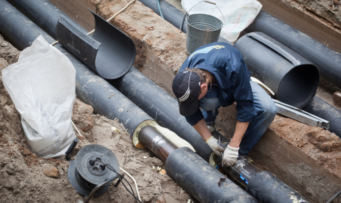 Киев рассчитается с Ахметовым за ремонт труб энергетическими активами