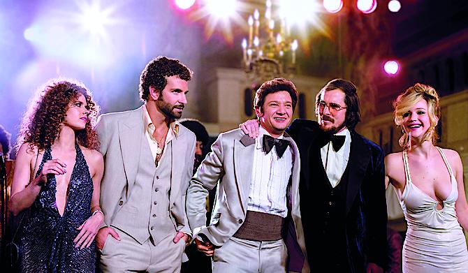 13 февраля в прокат выходит «Афера по‑американски» — криминальная трагикомедия о том, как благие намерения оборачиваются коррупцией