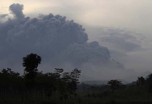 На острове Ява началось извержение вулкана. Есть жертвы