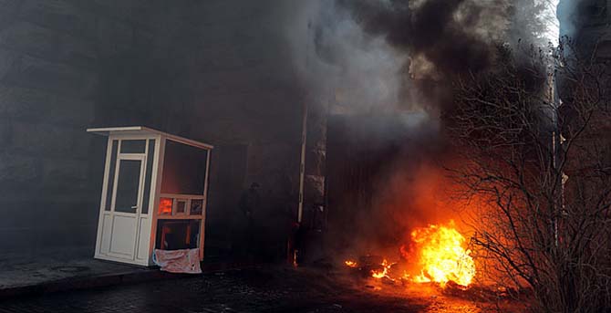 В Киеве горит один из входов в мэрию