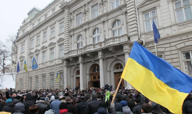 Во Львове митингующие захватили здание областной милиции