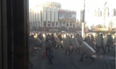 Силовики оттесняют протестующих на Майдан