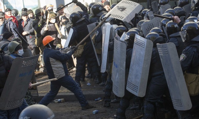 Протестующие захватывают силовиков и ведут на Майдан