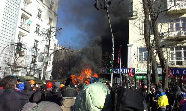 В правительственном квартале подожгли грузовики, перекрывающие движение