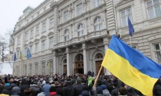 Во Львове митингующие захватили здание областной милиции