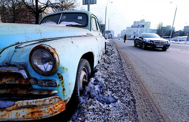 С начала месяца иномарки подорожали минимум на 5 %. За отечественными автомобилями выстраиваются очереди