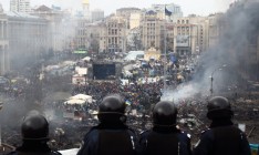 Митингующие оттеснили силовиков с Майдана