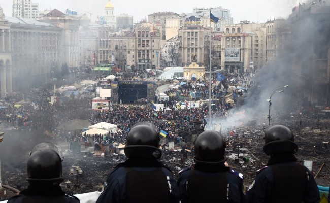 Митингующие оттеснили силовиков с Майдана