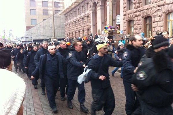 Силовики сдаются в плен активистам Евромайдана