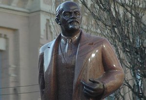 В Шостке люди вышли на охрану памятника Ленину