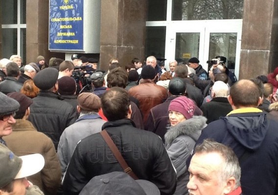 Жители Севастополя требуют защитить избранного ими «мэра»