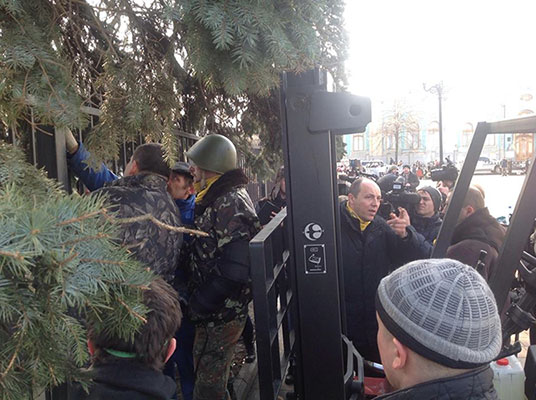Активисты сносят забор у Рады. Тягнибок просит их остановиться