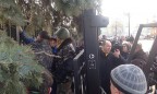Активисты сносят забор у Рады. Тягнибок просит их остановиться