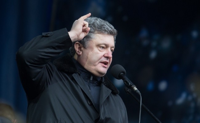 Порошенко вылетел в Крым