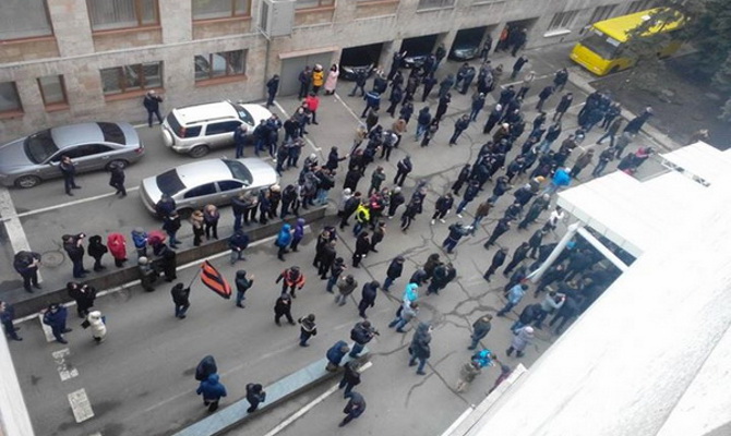 Пророссийские митингующие захватили здание Донецкой ОГА