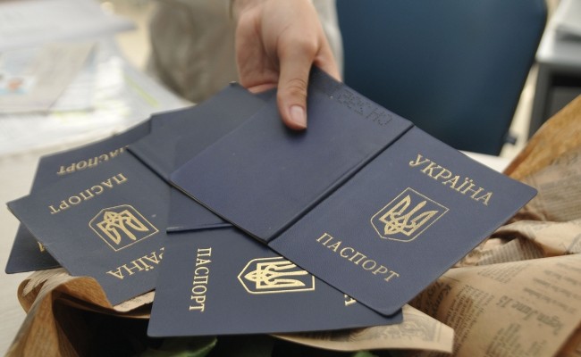 В Крыму у людей отбирают украинские паспорта