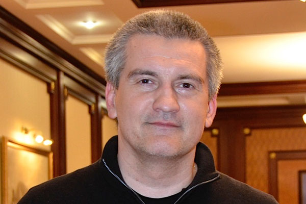 Украина выплачивает пенсии и зарплаты крымчанам в полном объеме, - Аксенов