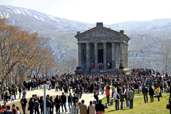 Один из мартовских уикендов стоит провести в теплой Армении, чтобы увидеть в античном храме ритуал зороастрийцев