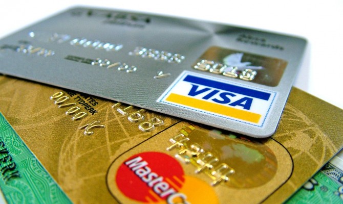 VISA и MasterCard заблокировали операции по картам двух российских банков