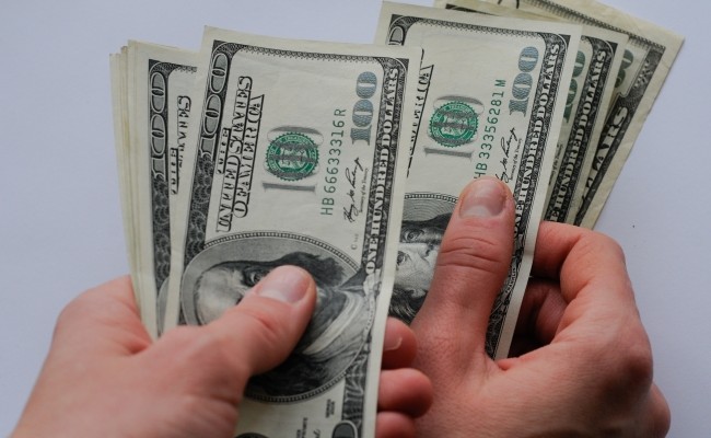 НБУ ограничил продажу валюты на уровне 15 тыс. грн в одни руки