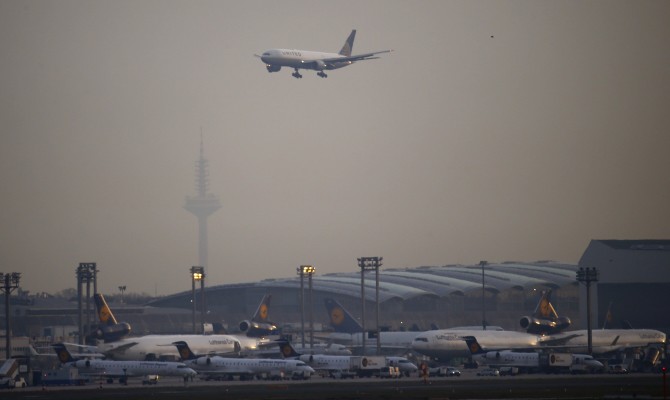 Иностранные авиакомпании сокращают полеты в Украину