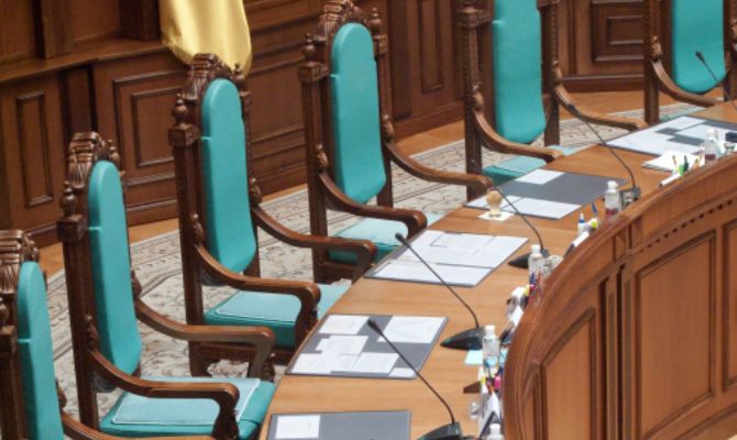 Имитация люстрации. Руководству судов удается сохранить свои должности