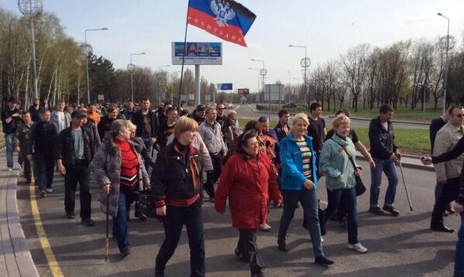 Протестующие в Донецке пытаются захватить аэропорт
