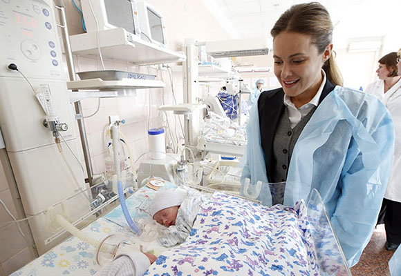 Урезание детских пособий снизит рождаемость в Украине, - Королевская