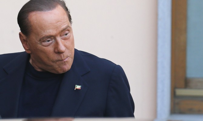 Берлускони начал работу в доме престарелых