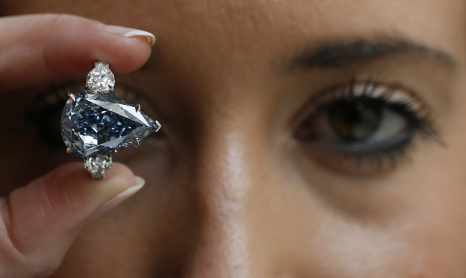 С молотка за $24 млн ушел крупнейший в мире голубой бриллиант