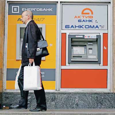 Актив-Банк продали лицам, связанным с российским бизнесменом Владимиром Антоновым