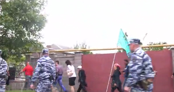 Крымские татары в Симферополе митингуют под конвоем