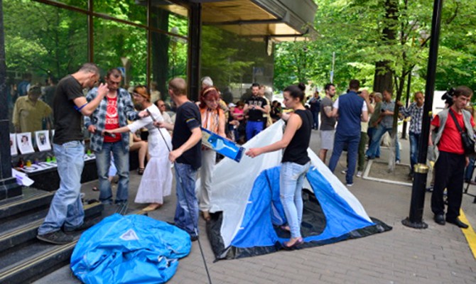 Митингующие остались возле ГПУ, чтобы контролировать действия прокуроров