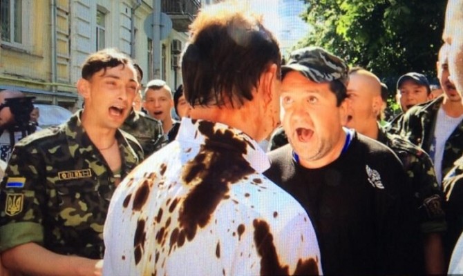 Самооборона Майдана избила Попова и облила его йодом