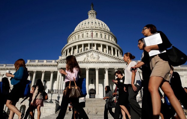 Бюджет США вновь скатился в дефицит