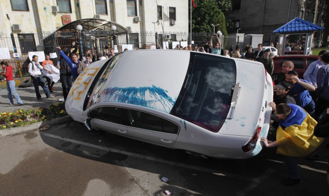 У российского посольства в Киеве протестуют против политики России