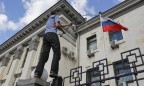 Протестующие сорвали флаг России со здания посольства РФ в Киеве