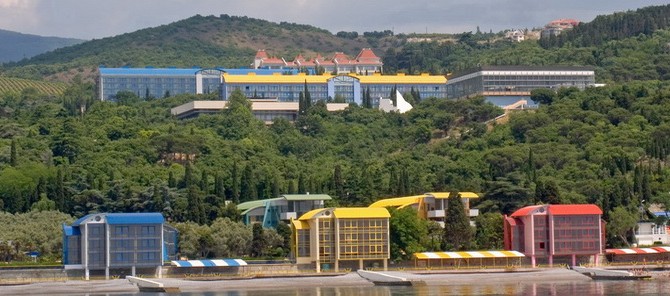 Медведев подписал распоряжение о создании МДЦ «Артек» в Крыму