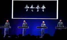 Легендарные электронщики Kraftwerk, блюз от Хью Лори, Штраус в исполнении Анны Нетребко и другие концерты лета