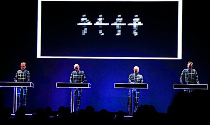 Легендарные электронщики Kraftwerk, блюз от Хью Лори, Штраус в исполнении Анны Нетребко и другие концерты лета