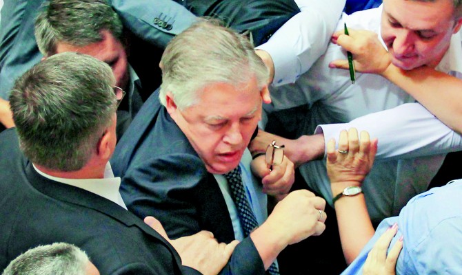 В стране победившей революции не нашлось места для коммунистов