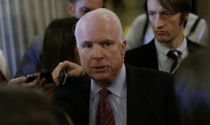 Маккейн и Мерфи призвали Яценюка не уходить в отставку